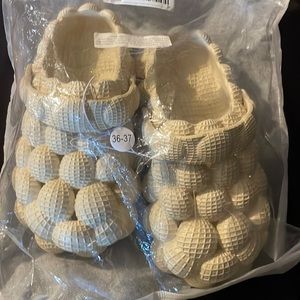 Massage Ladies slide on bubble shoes